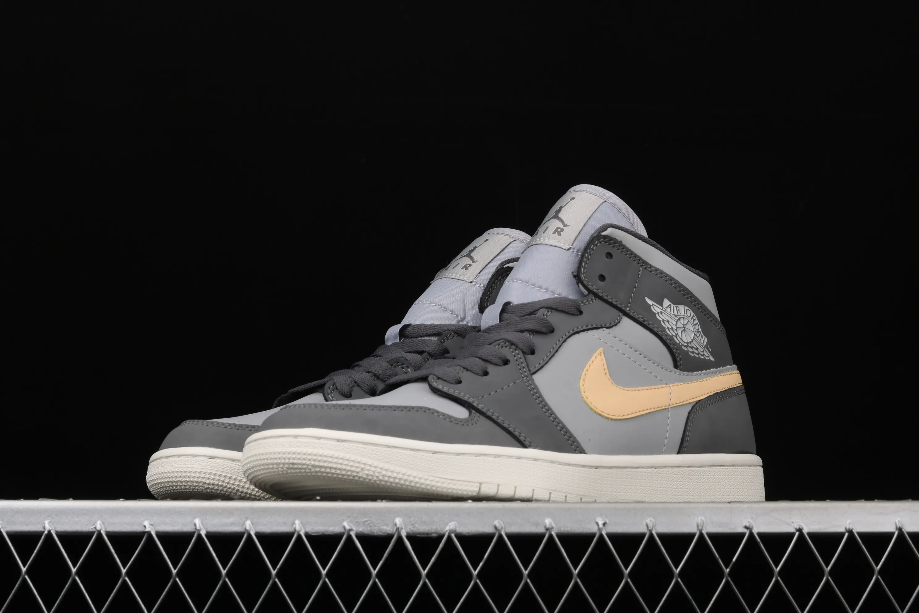 All Categories Air Jordan Jordan Series Basketball Shoes Air Jordan 1 Mid Special Price G Version Pure Original Air Jordan 1 Mid AJ1 Joe 1 Gray Pink China Basketball Shoes BQ6472-020